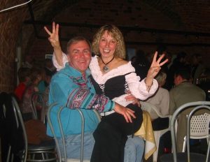 John Slade sammen med en russisk kollega i en jazzclub i Arkhangelsk