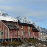 Henn, gammel rød rorbu, 3. mars 2013