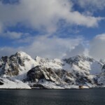 Fjellvegg, skyer og blå himmer, 2. april 2013